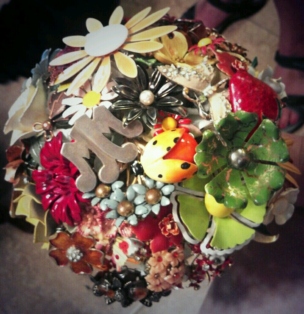 Lover of all things vintage and shiny. I've turned my love into a business making custom brooch bouquets for brides.