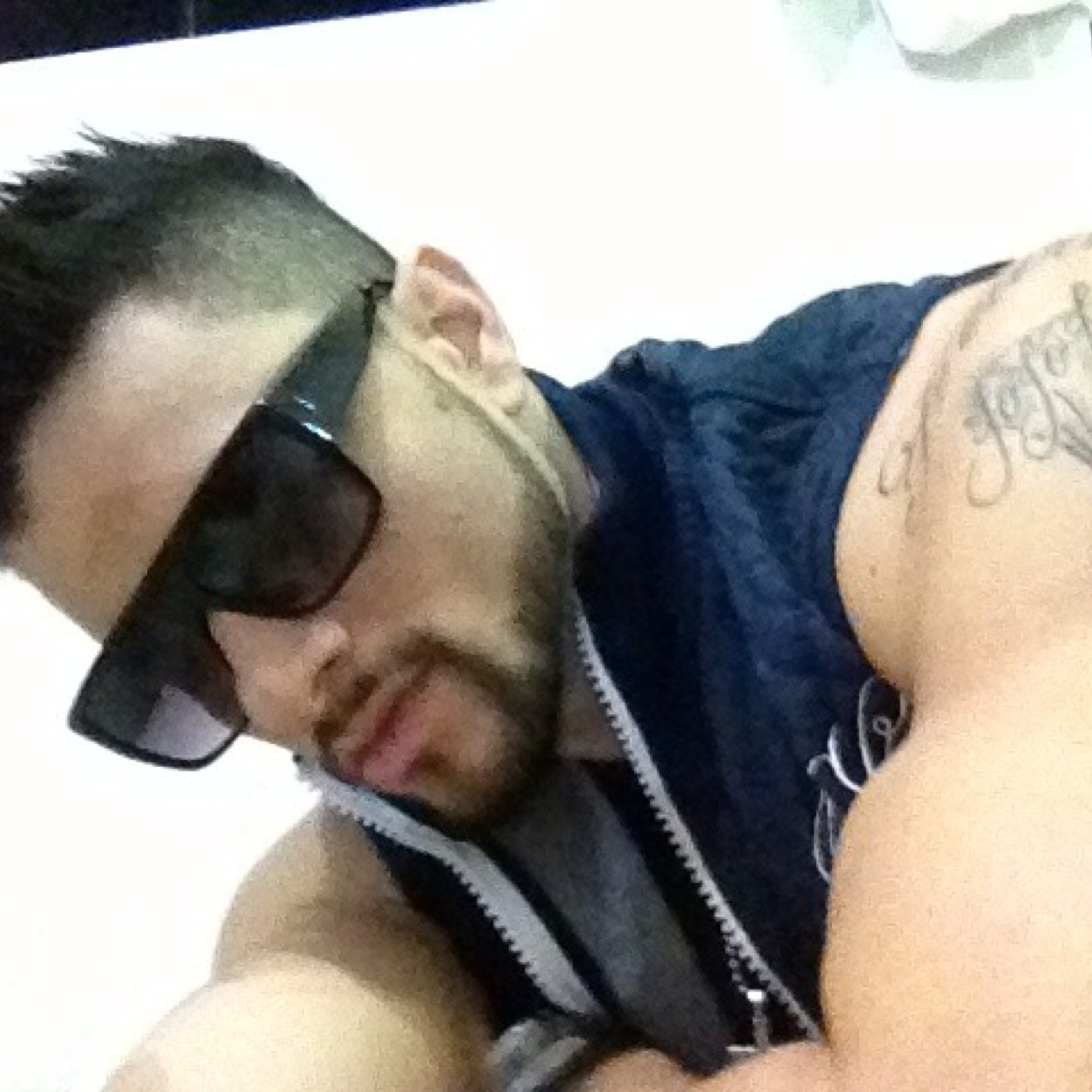 Singer e choreographer.