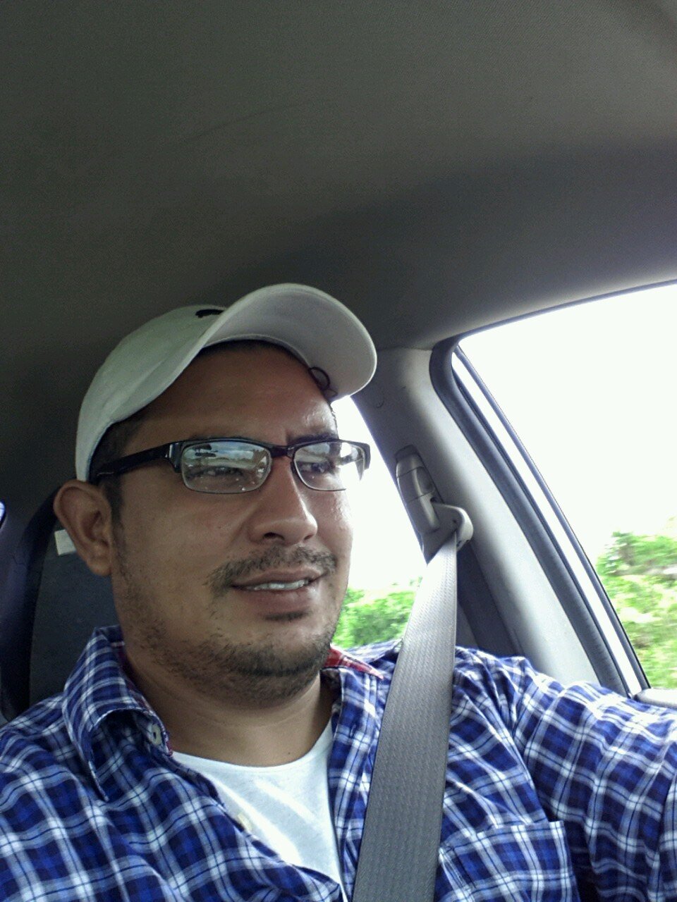 Vivo la vida a como me venga y disfruto pasar el tiempo con quien quiere pasarlo conmigo... :)