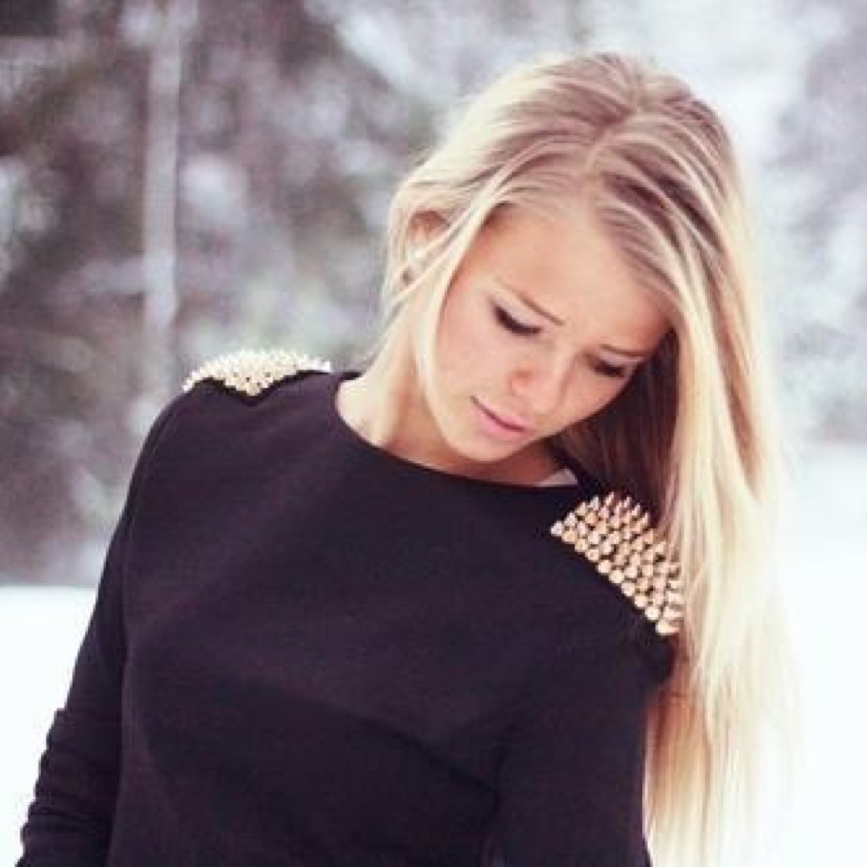 When life gives you a hundred reasons to cry, show life that you have a thousand reasons to smile ツ •