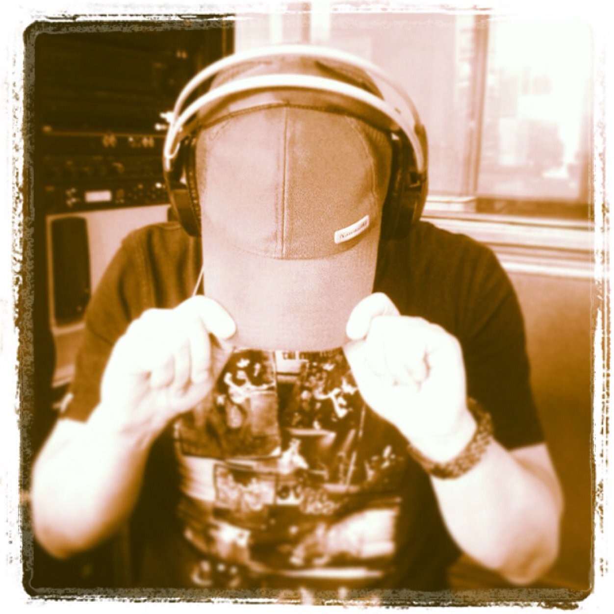Kidhouse´s Official Twitter. Producer & DJ From Colombia / Updates from her music, website, news and more!!