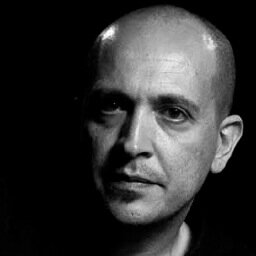 A ratos realizador, a ratos productor y todas las noches cuenta-cuentos.
Filmmaker. Executive Producer. Documentary