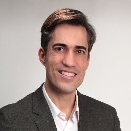 Empeñado en que todo el mundo que esté pasando por un mal momento pueda alcanzar la ayuda que necesite. Enamorado la consulta y terapia online y de escribir.