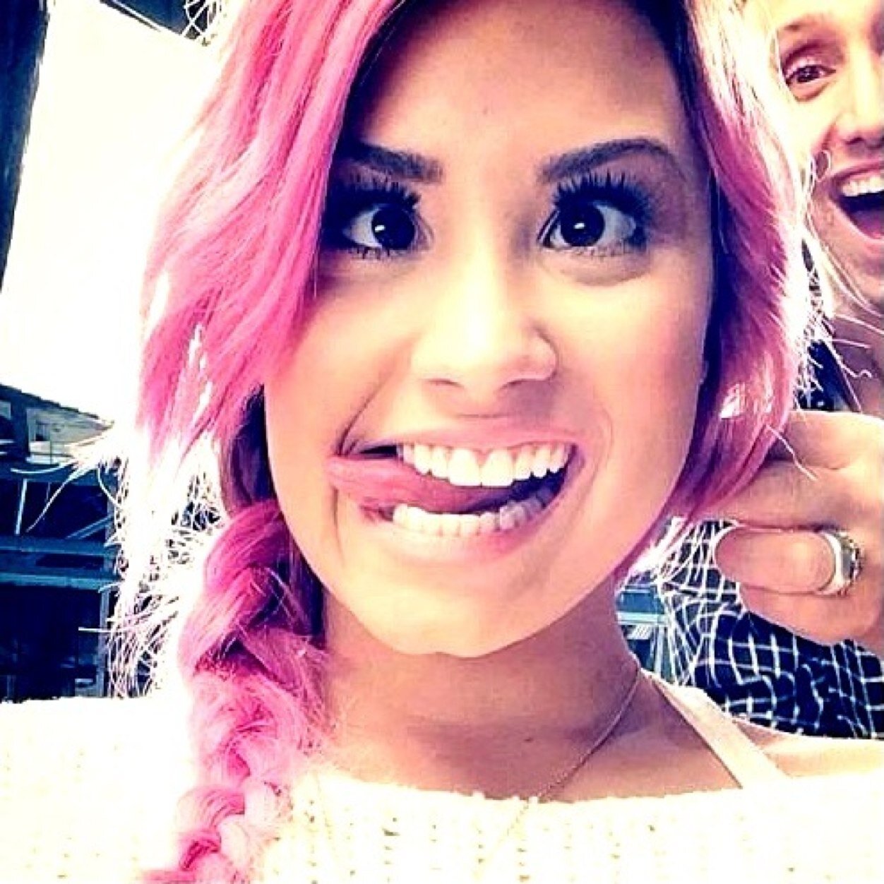 ''Apenas sorria e o mundo irá sorrir com você'' Demi Lovato