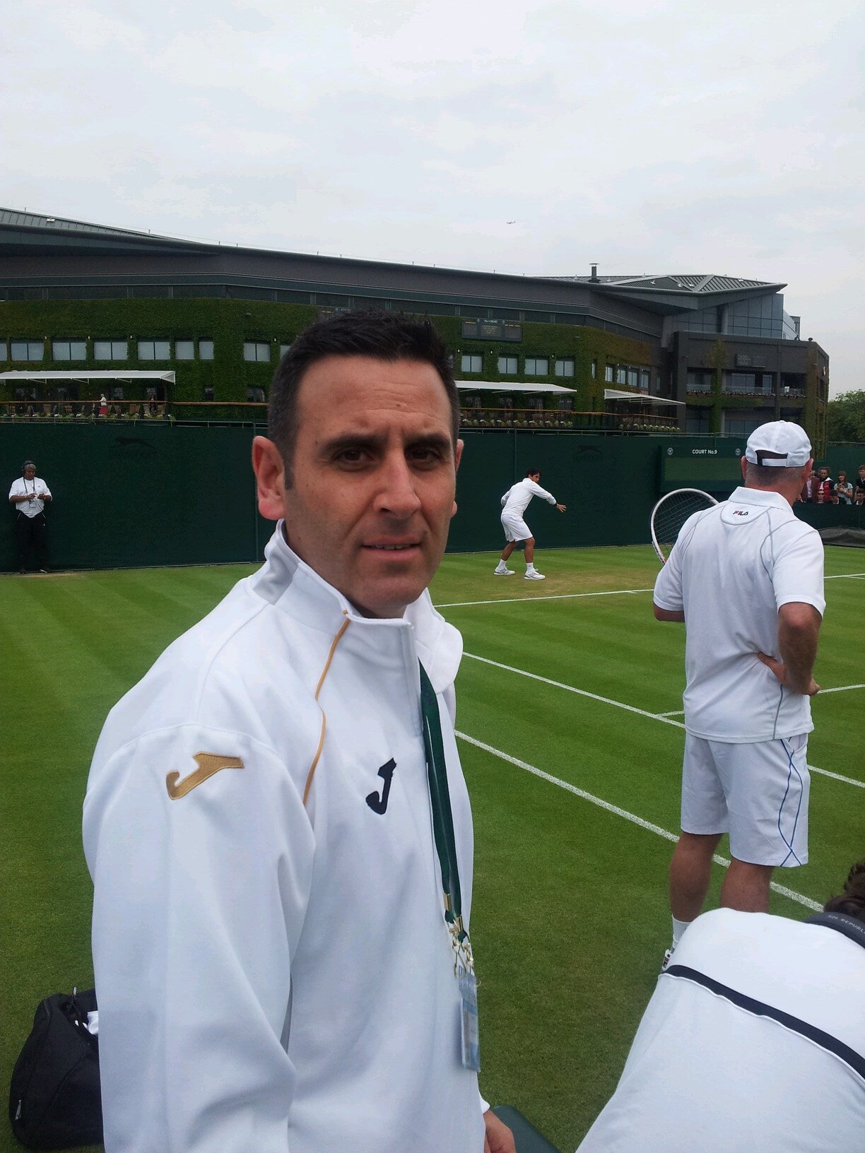 Fisioterapeuta del deporte ejerciendo en diferentes  centros médicos.Miembro del Equipo español de Copa Davis -Fed Cup y de la RFET desde el 2007.