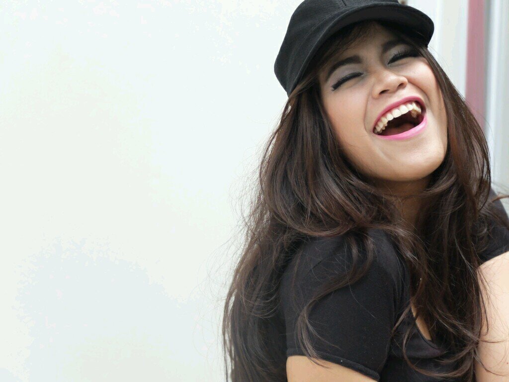 Gadis yg punya cita2 besar dan usaha besar untuk dapat menjadi besar. Mencintai Radio dgn sepenuh hati @ResponRadio93Fm @berbaginasiID