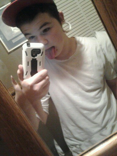 I'm mikey . i love music and hate people fuck you c^: follow me doe? please.