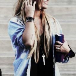 Better than word, but more than a feeling. Crazy in love, dancyng on the celing♥