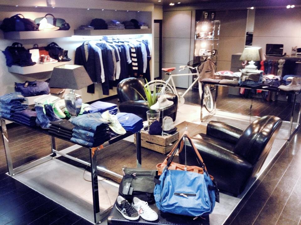 Fashion shop for men with brands like R. Collina, M. Drapier, J Brand, P.Model, J.Dreyfuss, Mason's, Sun68, Ame. Vintage, Dacute, Rob les Bains, Slip Français..