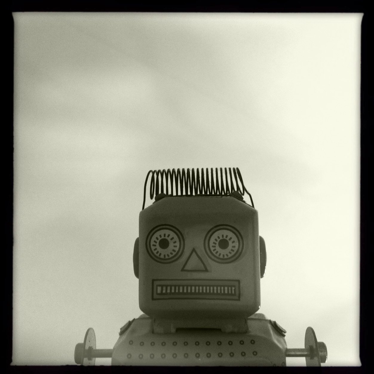 Robot. Likes shoegazing (although I don't wear shoes!), distortion pedals and reverb. Loves @band_wozniak. Can be prone to exterminating when I'm feeling blue.