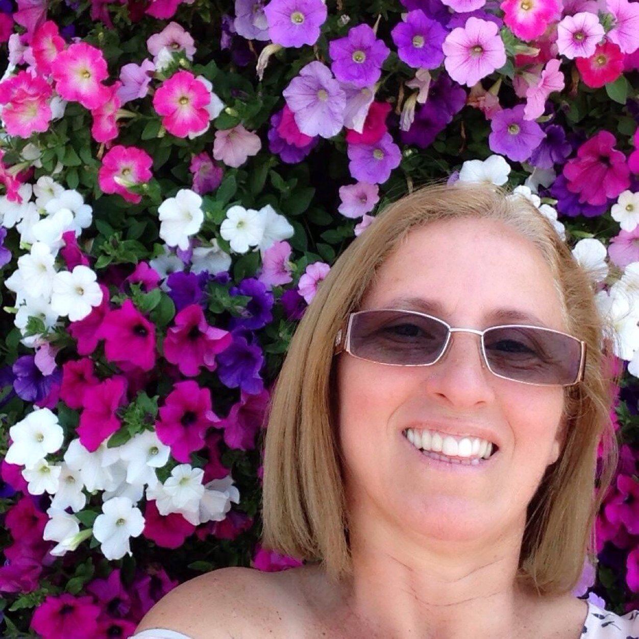 Aline Costa. Mãe. Cidadã. Profissional.  Mulher. Casada.  2  filhas e 3 enteadas, centenas de pessoas amigas e queridas. Meu mundo:Deus, Família, Amigos.