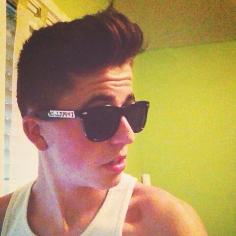 Salut tout le monde je m'appelle Dylan Bieber,j'aimerais avoir le soutien de tous les beliebiers pour m'aider a réaliser mon rêve. 
Partagez mes vidéo svp ;)
