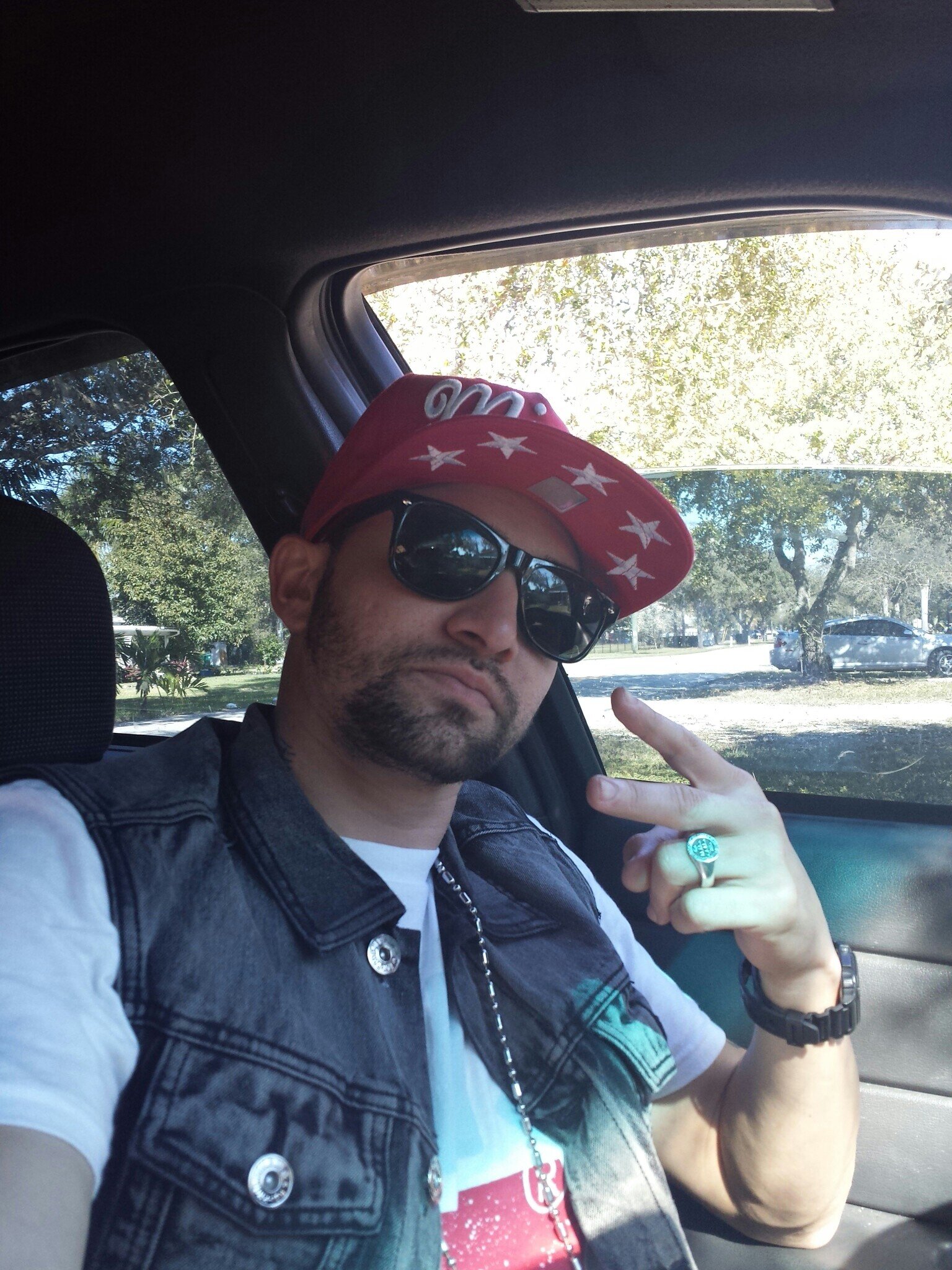 Kingdom hiphop/reggaeton artist minister/ photographer/ iphone & android nerd also a youtube lover husband & father. 

ONE REVV
