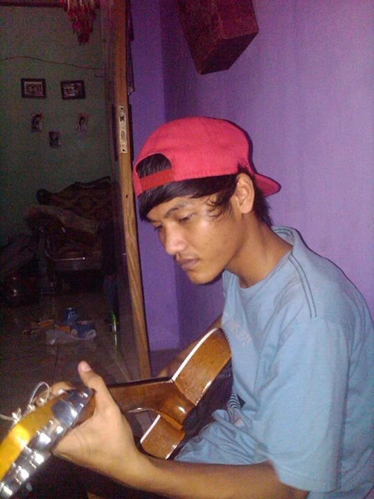 Lebih baik di benci karna menjadi diri sendiri , dari pada di sukai karna menjadi orang lain x_x