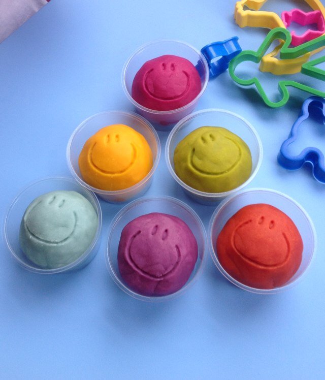 Eco-friendly Happy Dough: made with 86% organic ingredients, natural colours and and compostable packaging! We also create customised Happy Dough party favours!