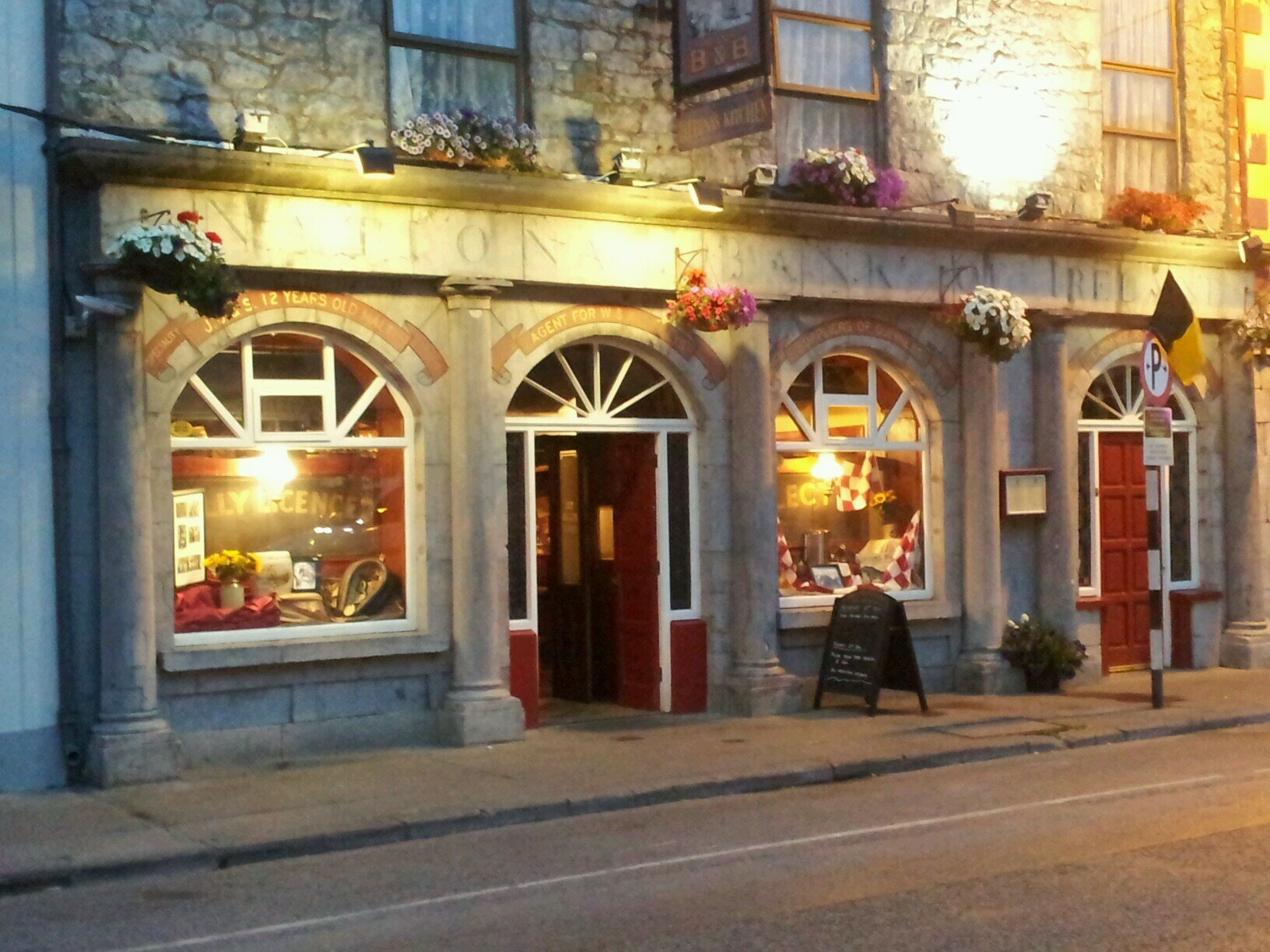 Family run pub restaurant, open 9am to 9 pm every day, serving great food and drink with friendly service. live music every weekend.