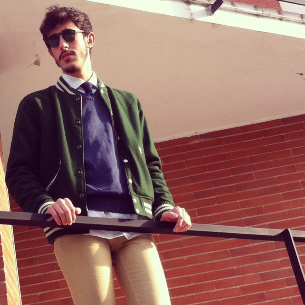 Ex-alumno marista, Estudiante de ADE en la UPO, Cofrade, Hno de S. Gonzalo y Componente del @CoroEsperTriana. Apasionado de la moda y el flamenco.
