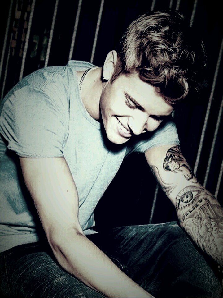My heart pours out to Justin who's always there for me when i need him. I will forever be grateful. Justin's the strongest and the most compassionate idol.