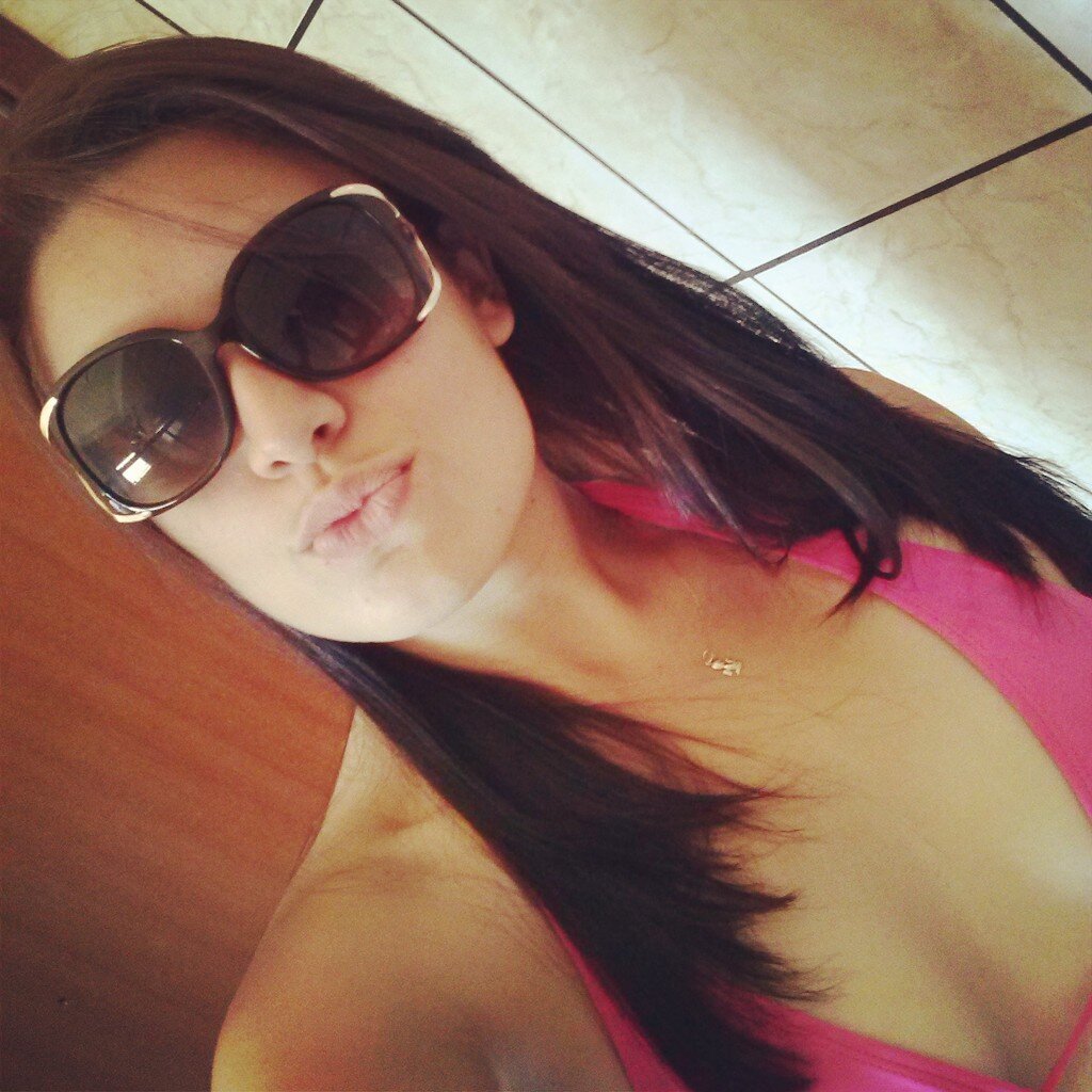 Alegre,divertida.sincera,futura Dr.Bárbara,sagitariana,chorona as vezes e que AMA ROCK !!!!!
http://t.co/1Jjn85wT