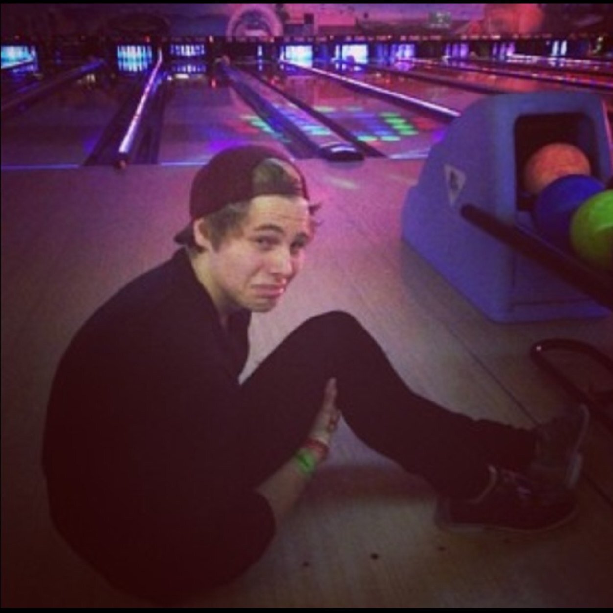 Gave you a free follow, I know these are annoying but please follow @5sos_Kuwait , would mean a lot thank you anyway :)
