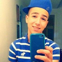 soy el tipo de chico arriesgado que le encanta conoser cosas nuevas,si te beso querras besarme tu.