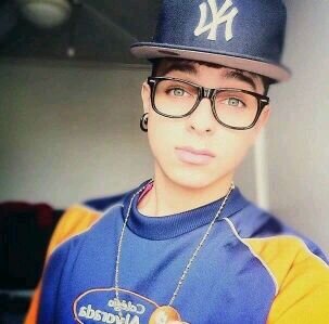 Ator Pornô,Milionário,Astronalta,Ex-BBB,Ex-Fazendeiro,Solteiro,Bem Dotado,Mulherengo e Mentiroso !! #SigoDeVolta ..