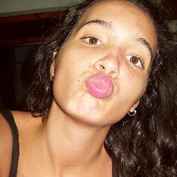 Para ser feliz sólo es necesario disfrutar de la vida y no dar importancia a los pequeños problemas que en ella te puedas encontrar...