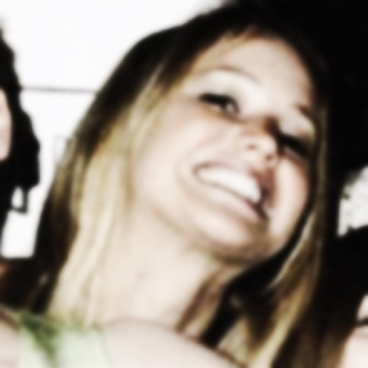 avoxsays's profile picture. você é linda, mas irei mata-la se não ficar quieta  @peetajogameupao