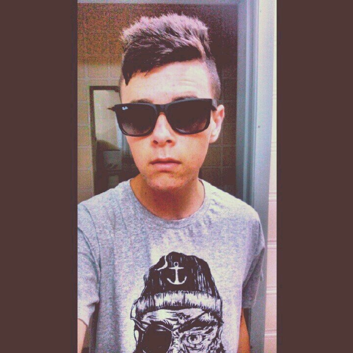 16 Anos     http://t.co/NDX3y8UTpt                                                            Snapchat: marcioturassi