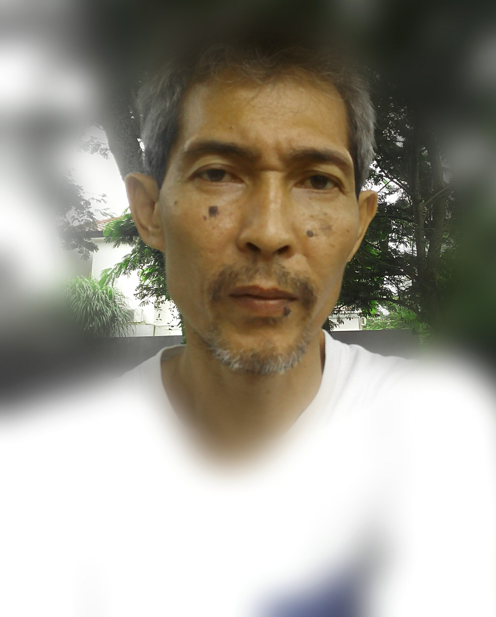 Tgl lahir: 27 Desember 1964 di Jakarta.