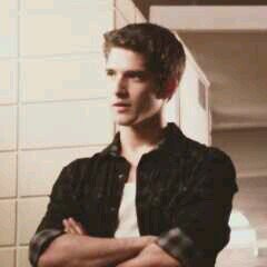 EnticingAlpha's profile picture. I'm not what you think I am. [RP]