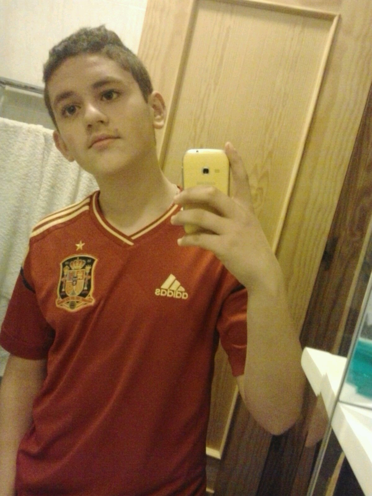 llevo desde el 17/5/01 viviendo . juego al futbol / soy del madrid / estoy soltero el amor tavia no llama