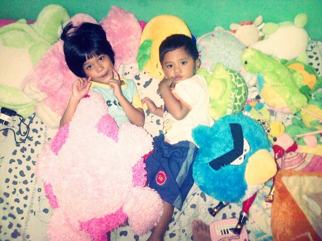 31Januari07' panggil aja ECA seorang gadis kecil yang cantik,nakal,bawel,bandel tapi cengeng!!!! ♥MamaPapaMbakniaAdekiyak♥