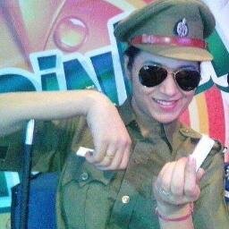 A Writer wth lot of expressions on face n an Actor wth pen in hand
