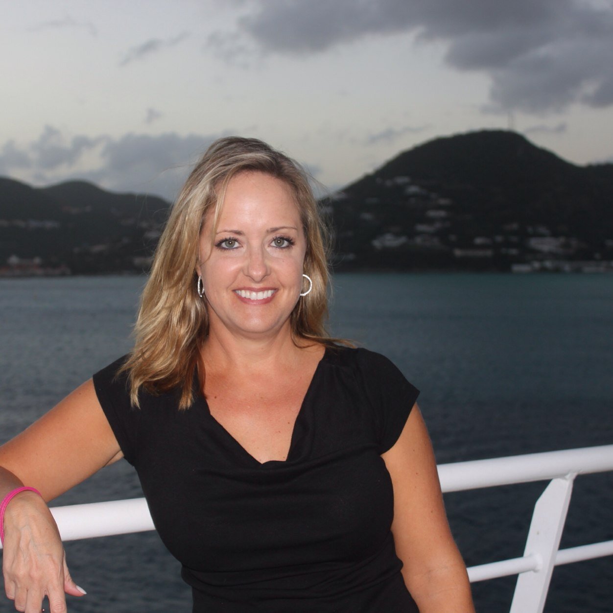 Marianne1122's profile picture. Stay at home Super Mom; includes but is not limited to: mediator, negotiator, laundry tech, chef, chaufer, etc...