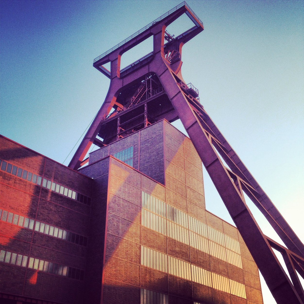 Die schönste Zeche der Welt. #zollverein #ruhrgebiet #welterbe #industriekultur.  Impressum: https://t.co/S7YkPUUimv