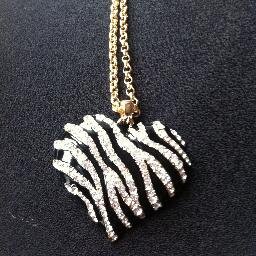 Crée pour nous les mordus de bijoux, qui aimons les porter, les offrires ou juste se faire plaisir.Il sera facile de se procurer tous les styles !