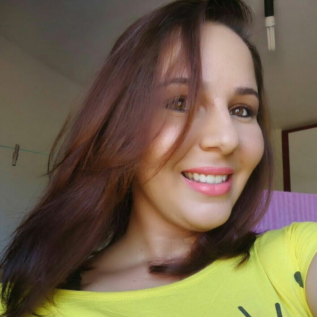 Não sou tão doce quanto pensam,nem tão azeda como gostaria. Sou curiosa, desconfiada,temperamental e teimosa... Insisto em acreditar nos meus sonhos!