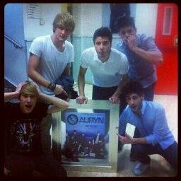 Somos 7 chicas que se conocieron gracias a sus idolos.Auryners no desde siempre pero si para siempre.∞ ABCD2 LO MEJOR♥