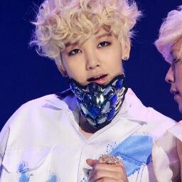 อันยองครับ! ผมเจลโล่ครับ เรามานั่งเล่นจ้องตากันไหม .____.