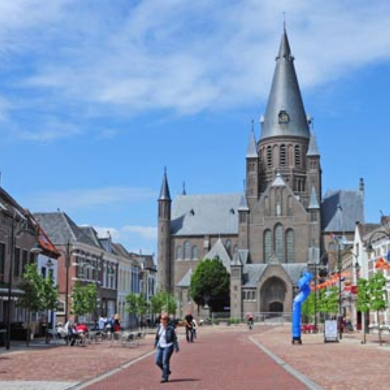 Steenbergen ligt in Noord-Brabant ,telt 12.555 inwoners en telt 5 omliggende dorpen: Kruisland, Dinteloord en Prinsenland, Welberg en Nieuw-Vossemeer.