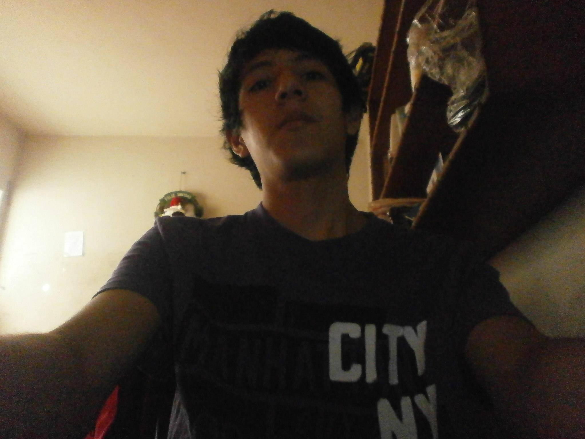 Tengo 19 años yyyyy . . . no se que mas pone :/ xd