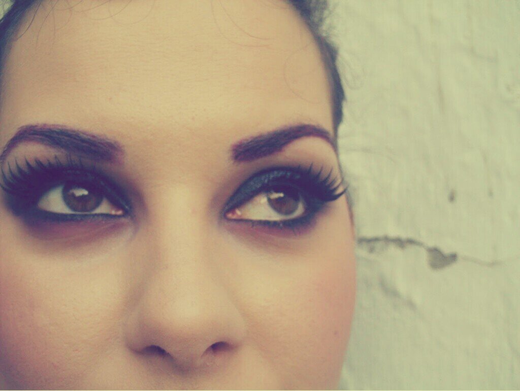 Maquilladora social, consejera de belleza y aspirante a técnico en fx. Melómana, sarcástica...un poco de todo!