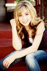Jennette Michelle Faye McCurdy é uma atriz, cantora, dubladora e compositora americana. É mundialmente conhecida por ter intepretado Sam Puckett em icarly