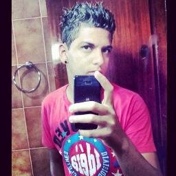 Amo futebol , rock , sair com os amigos