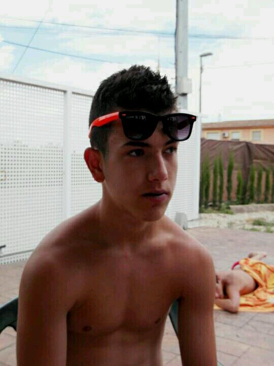 Dando porculo desde el 98 ,coches,futbol,musica  como forma de vida:) Hala madrid