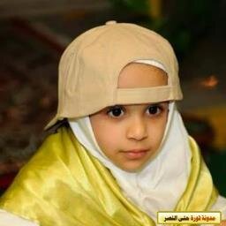 سئمت الذكريات وملت دموعي من سجنها, انزلقت تبلل وجتني
وصحت أنا: أتبكي شهيدة! إنما هي تعيش فينا.
رأيت الفراق على الطاولة المجاورة طأطأت رأسي و طلبت كأس صبر أخرى