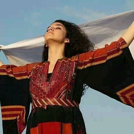 الي يتابعني اتابعه..:-)
