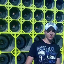 _ Família ,minha razão,
_Deus, minha direção,
_Branquelo meu amor,
_Vaquejada , minha paixão,
_Forró e vida de gado , eu não deixo por nada não.