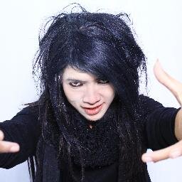 Saya hanya seorang photographer amatir yg bermusik dengan para binatang buas..